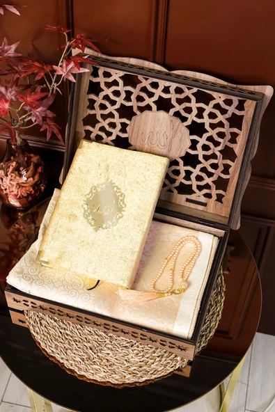 Kuran Seti Rahleli Ahşap Kuran Standı Kadife Kuran İnci Tesbih Seccade Seti ürün görseli