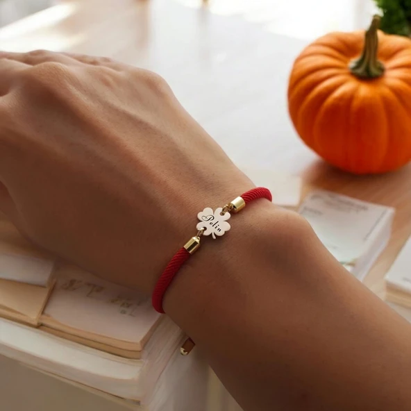 İsme Özel Çiçek Figürlü Kırmızı İpek Örgülü 14 Ayar Altın Plakalı Hediye Bileklik-324 - Resim 2