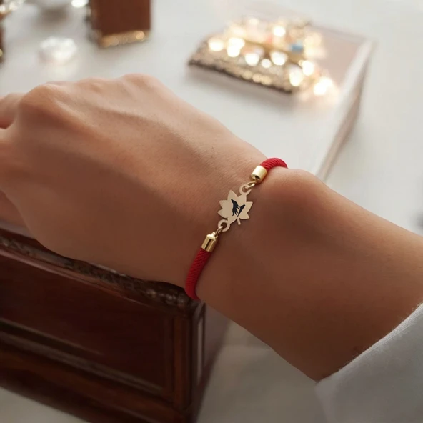 Sembole Özel Kırmızı Örgü İpli 14 Ayar Altın Plakalı Yaprak Motifli Hediye Bileklik-325 - Resim 2