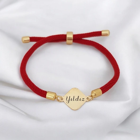 İsme Özel Eşkenar Dörtgenli Kırmızı İpek Örgülü 14 Ayar Altın Plakalı Hediye Bileklik-326 ürün görseli