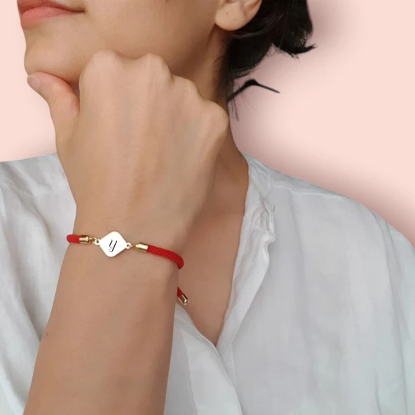 Harfe Özel 14 Ayar Altın Plakalı Eşkenar Dörtgenli Kırmızı İpek Örgülü Hediye Bileklik-326 - Resim 2