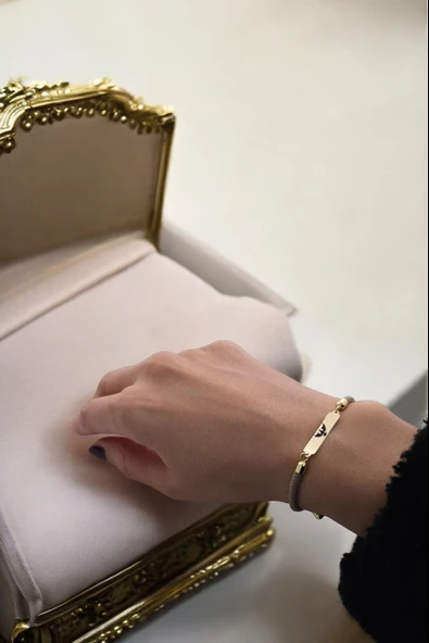 Sembole Özel Kahverengi Örgü İpli 14 Ayar Altın Plakalı Dikdörtgen Motifli Hediye Bileklik-330 - Resim 2