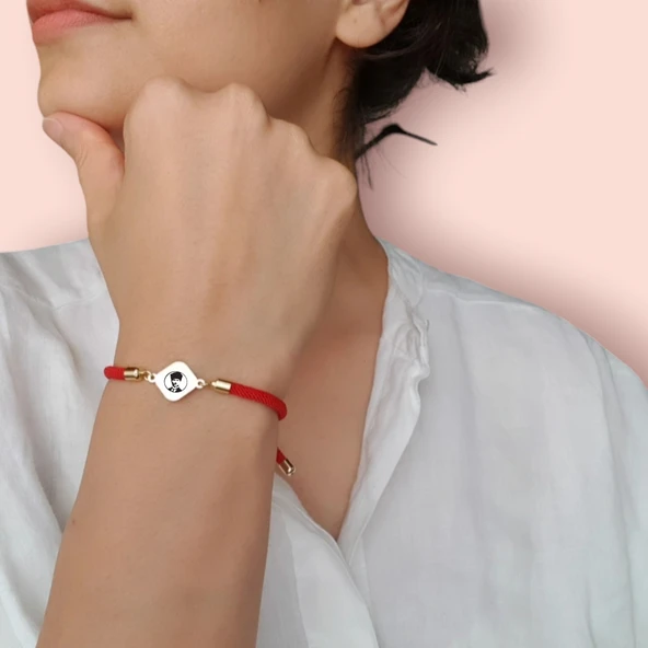 Sembole Özel Kırmızı İpek Örgülü 14 Ayar Altın Plakalı Eşkenar Dörtgenli Hediye Bileklik-326 - Resim 2