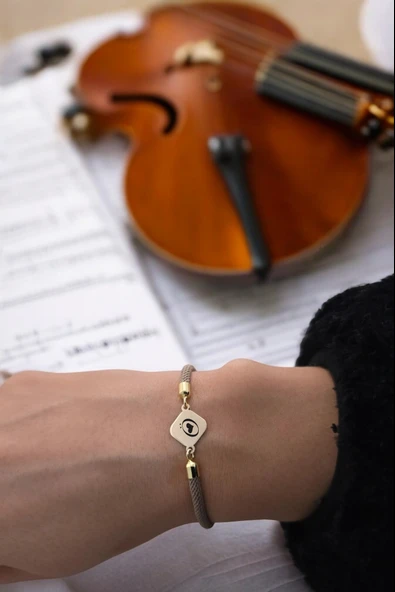 Harfe Özel 14 Ayar Altın Plakalı Eşkenar Dörtgenli Kahverengi Örgü İpli Hediye Bileklik-332 - Resim 2