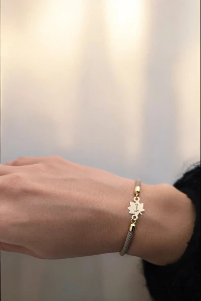 İsme Özel Yaprak Figürlü Kahverengi İpek Örgülü 14 Ayar Altın Plakalı Hediye Bileklik-331 - Resim 2