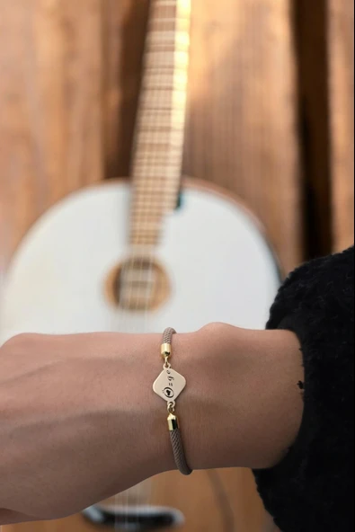 İsme Özel Eşkenar Dörtgenli Kahverengi Örgü İpli 14 Ayar Altın Plakalı Hediye Bileklik-332 - Resim 2