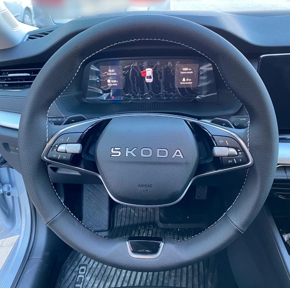 DİKİŞLİ DİREKSİYON KILIFI SİYAH DERİ GRİ DİKİŞLİ PARÇALI MODEL SKODA OCTAVİA İÇİN ürün görseli