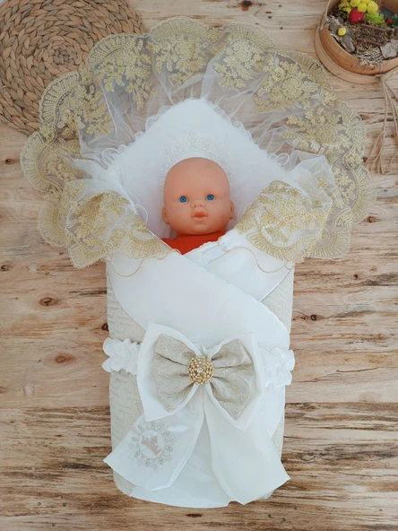 Yenidoğan Titi Taç Nakışlı Plazma Taşlı Güpürlü Çift Fiyonk Duvaklı Trilüks Kundak Bebek Battaniyesi ürün görseli