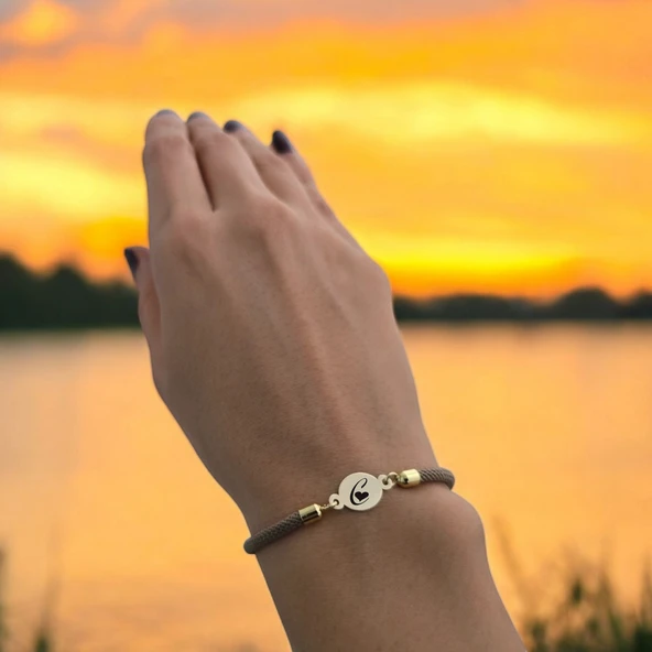 Harfe Özel 14 Ayar Altın Plakalı Oval Figürlü Kahverengi Örgü İpli Hediye Bileklik-341 ürün görseli