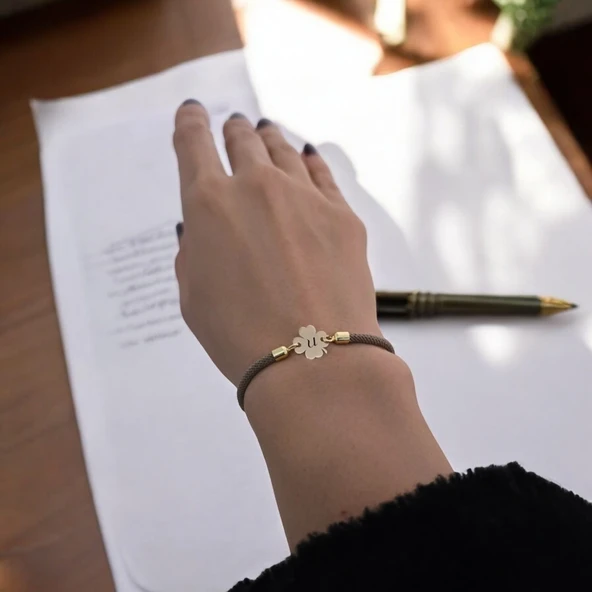 Harfe Özel 14 Ayar Altın Plakalı Çiçek Motifli Kahverengi Örgü İpli Hediye Bileklik-339 ürün görseli