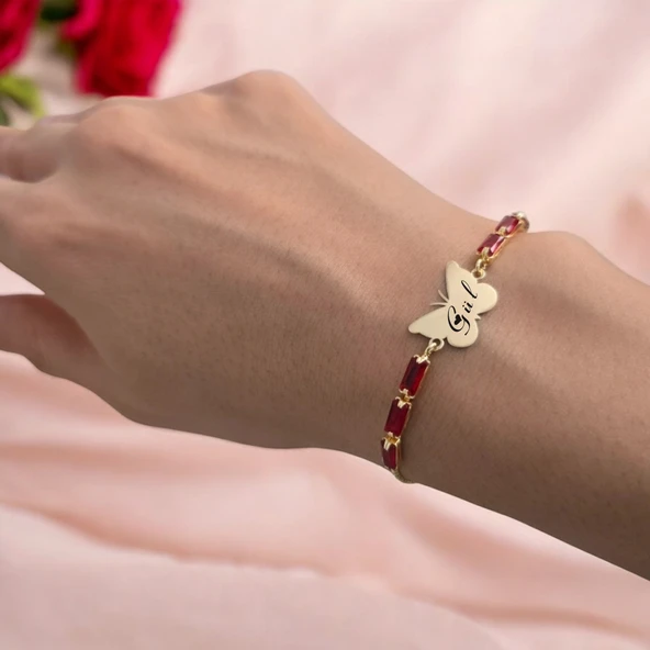 İsme Özel Kelebek Figürlü Zincirli Kırmızı Taş Desenli 14 Ayar Altın Plakalı Hediye Bileklik-346 ürün görseli
