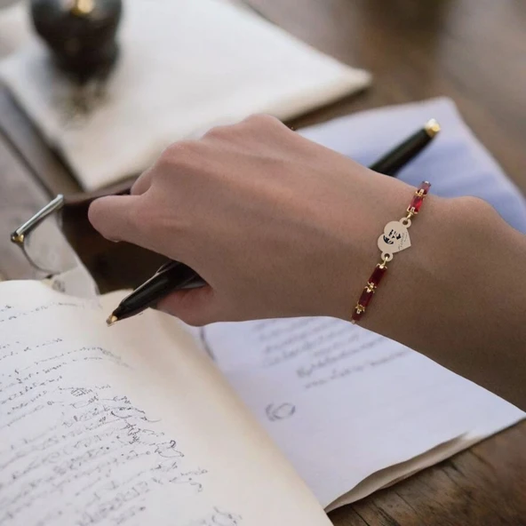 Sembole Özel Zincirli Kırmızı Taş Desenli 14 Ayar Altın Plakalı Kalp Motifli Hediye Bileklik-349 ürün görseli