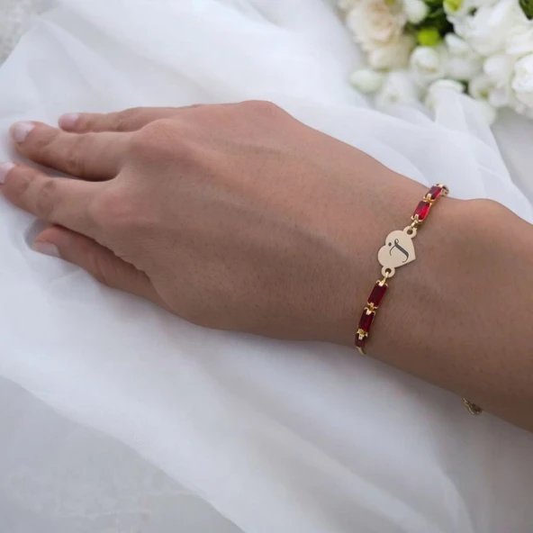 Harfe Özel 14 Ayar Altın Plakalı Kalp Motifli Zincirli Kırmızı Taş Desenli Hediye Bileklik-349 ürün görseli