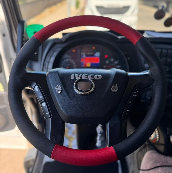 DİKİŞLİ DİREKSİYON KILIFI SİYAH DERİ KIRMIZI DERİ SİYAH DİKİŞLİ IVECO STRALİS TIR KAMYON İÇİN ürün görseli