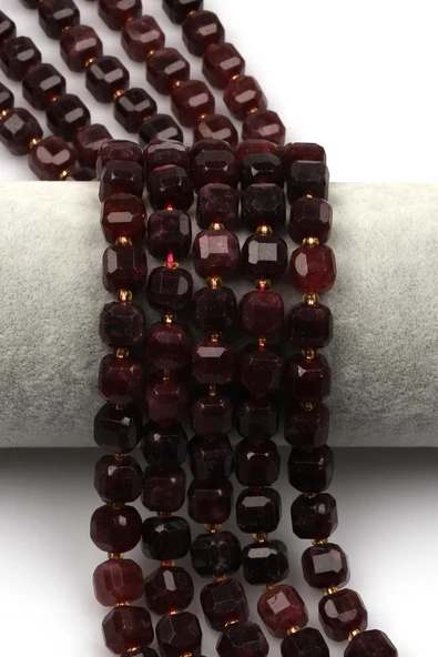 Kırmızı Renkli Kuvars Doğal Taş Dizi 8 mm Küp Kesim