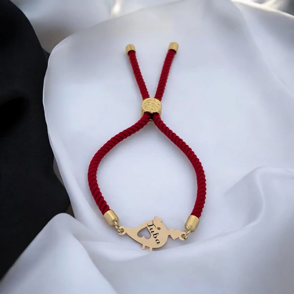 İsme Özel Sevimli Minik Kuş Figürlü Kırmızı İpek Örgülü 14 Ayar Altın Plakalı Hediye Bileklik-363 ürün görseli