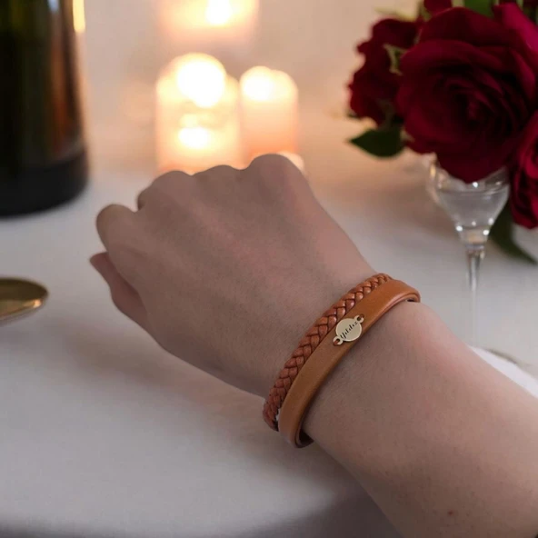 İsme Özel Yuvarlak Motifli Doğal Kahverengi Derili 14 Ayar Altın Plakalı Hediye Bileklik-401 ürün görseli