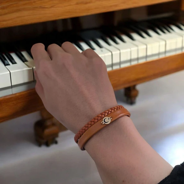 Sembole Özel Doğal Kahverengi Derili 14 Ayar Altın Plakalı Yuvarlak Motifli Hediye Bileklik-401 ürün görseli