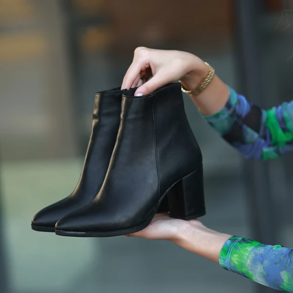 Biya Siyah Cilt Topuklu Bot ürün görseli