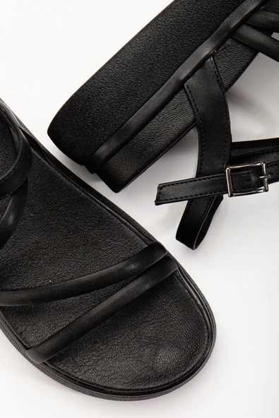 24422-844 Siyah Dolgu Topuk Kadın Sandalet - Resim 5