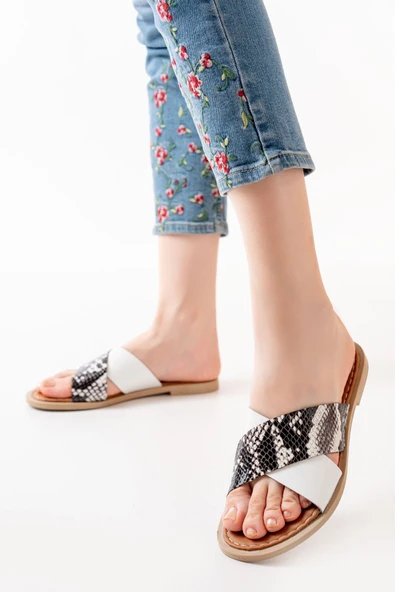 169-076 Beyaz Ortopedik Hakiki Deri Çapraz Bantlı Kadın Terlik ürün görseli