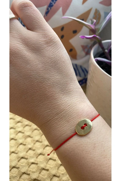 BAE ATOLYE Düğme Kırmızı Ip Bileklik ürün görseli