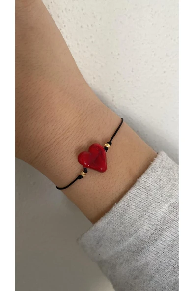 BAE ATOLYE Sevgililer Günü Hediyesi Kırmızı Kalp Siyah Bileklik Makrome Ip ürün görseli