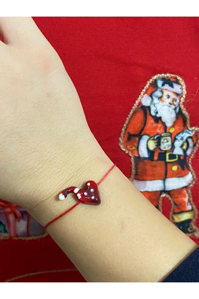 BAE ATOLYE Yılbaşı Şapkalı Kırmızı Puantiyeli Kalp Cam Murano Bileklik Kırmızı Ipli Yeni Yıl Temalı Bileklik - Resim 2