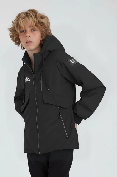 Erkek Çocuk Siyah Outdoor Su İtici Kapüşonlu Kaban – Rüzgar Geçirmez, Hafif ve Dayanıklı