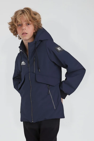 Erkek Çocuk Lacivert Outdoor Su İtici Kapüşonlu Kaban – Rüzgar Geçirmez, Hafif ve Dayanıklı