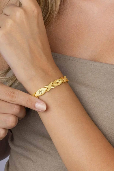 Gümüş Pazarım Yıldız İşlemeli Altın Kaplama Çelik Kadın Bileklik ürün görseli 1