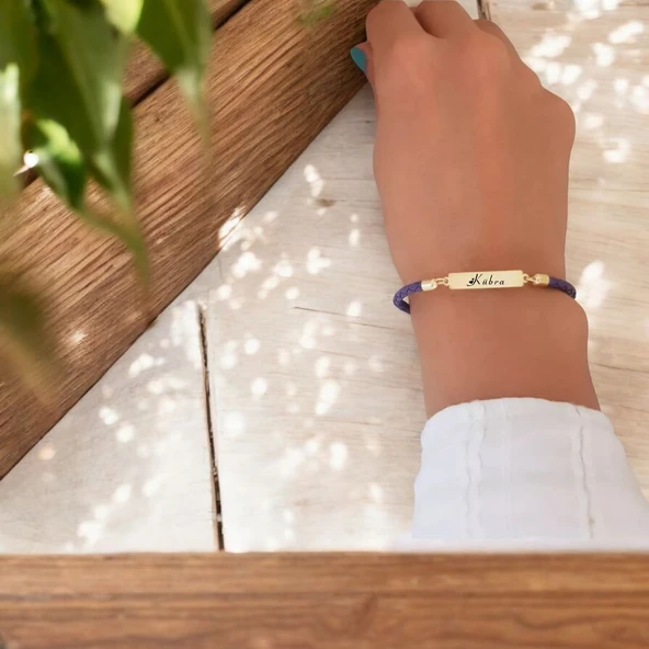 İsme Özel Dikdörtgen Figürlü Doğal Mor Derili 14 Ayar Altın Plakalı Hediye Bileklik-412 - Resim 2