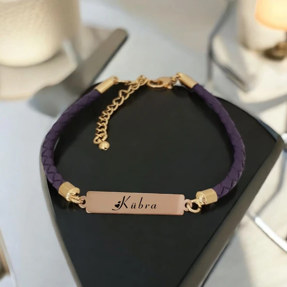 İsme Özel Dikdörtgen Figürlü Doğal Mor Derili 14 Ayar Altın Plakalı Hediye Bileklik-412 ürün görseli