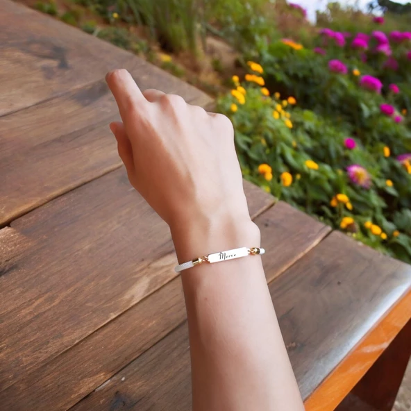 İsme Özel Dikdörtgen Motifli Beyaz İpek Örgülü 14 Ayar Altın Plakalı Hediye Bileklik-413 - Resim 2