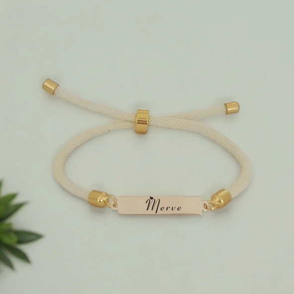 İsme Özel Dikdörtgen Motifli Beyaz İpek Örgülü 14 Ayar Altın Plakalı Hediye Bileklik-413 ürün görseli