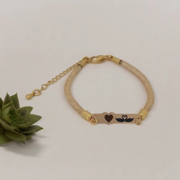 Sembole Özel Hasır Kordonlu 14 Ayar Altın Plakalı Kalp Figürlü Hediye Bileklik-414 ürün görseli