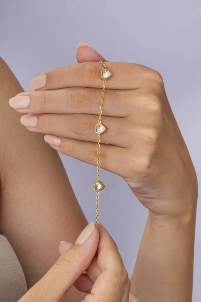 Gümüş Pazarım Beyaz Taşlı Kalp Geçişli Altın Kaplama Çelik Kadın Bileklik - Resim 2