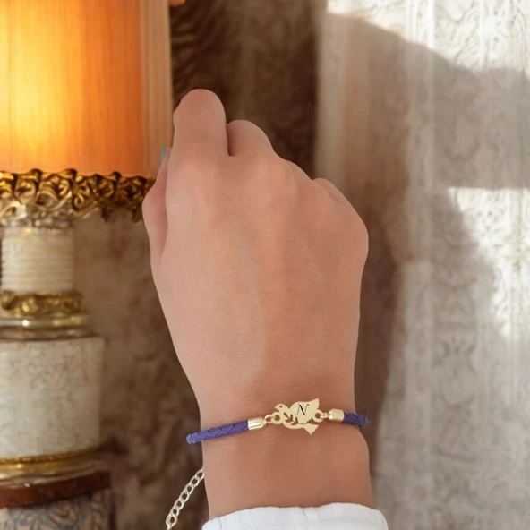 Harfe Özel 14 Ayar Altın Plakalı Kuş Motifli Doğal Mor Derili Doğum Günü Hediyesine Özel Bileklik-416 - Resim 2