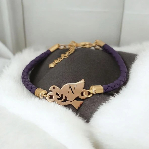 Harfe Özel 14 Ayar Altın Plakalı Kuş Motifli Doğal Mor Derili Doğum Günü Hediyesine Özel Bileklik-416 ürün görseli