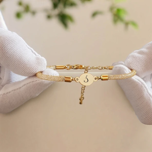 Harfe Özel 14 Ayar Altın Plakalı Oval Motifli Hasır Kordonlu Doğum Günü Hediyesine Özel Bileklik-415 ürün görseli