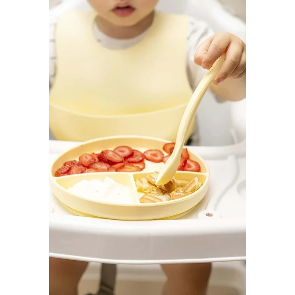 Sarı 3 lü Silikon Yemek Seti - Önlük + Diş Kaşıyıcılı Kaşık + Vakumlu Tabak - Resim 5