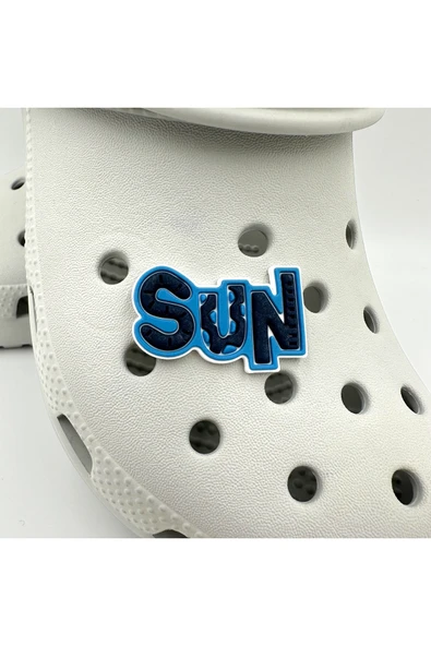 Crocs Terlik Süsü ve Aksesuarı , Çanta Süsü – Jibbitz 3D Sun Yazılı Görsel Logo Aksesuar ürün görseli 1