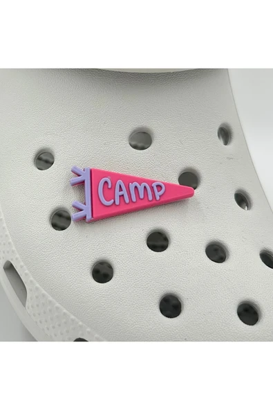 Crocs Terlik Süsü ve Aksesuarı , Çanta Süsü – Jibbitz 3D Camp Yazılı Üçgen Bayrak Görsel Logo Aksesuar ürün görseli 1