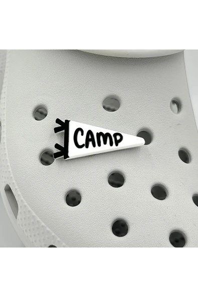 Crocs Terlik Süsü ve Aksesuarı , Çanta Süsü – Jibbitz 3D Camp Yazılı Üçgen Bayrak Görsel Logo Aksesuar ürün görseli 1