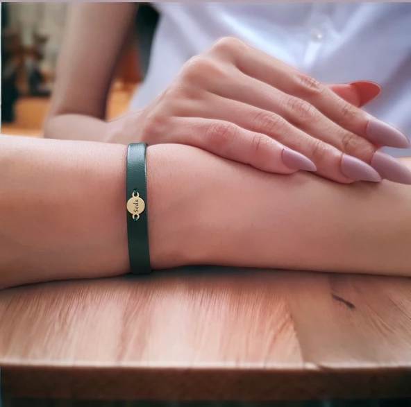 İsme Özel Yuvarlak Figürlü Doğal Yeşil Derili 14 Ayar Altın Plakalı Plakalı Hediye Bileklik-428 - Resim 2