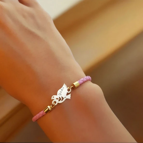 İsme Özel Kuş Figürlü Doğal Pembe Derili 14 Ayar Altın Plakalı Hediye Bileklik-444 - Resim 2