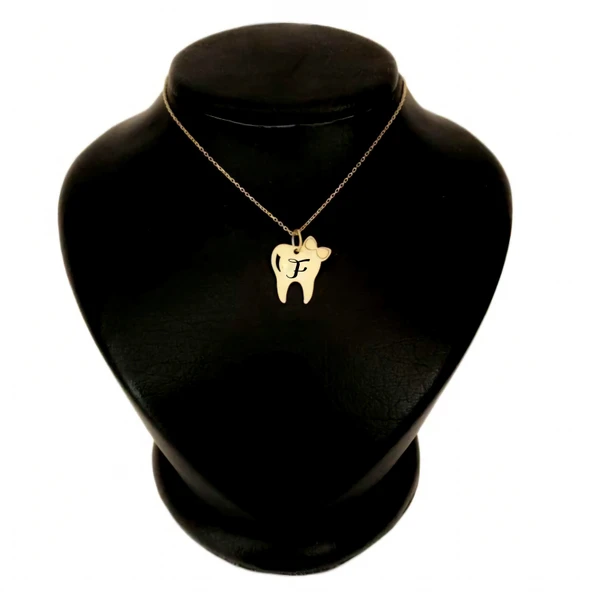 Harfe Özel 14 Ayar Altın Plakalı Diş ve Fiyonk Motifli Altın Renkli Zincirli Hediyelik Kolye-450 ürün görseli
