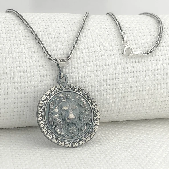925 Ayar Gümüş Aslan Kabartmalı Kolye ürün görseli
