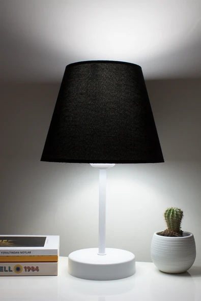 Vivido Home Siyah Modern Beyaz Ayaklı Abajur ürün görseli