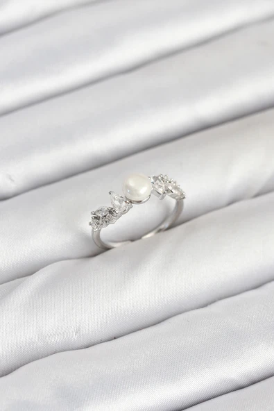 Pirinç Gümüş Renk Zirkon Taşlı İncili Model Kadın Yüzük - EBJ250927W37940 ürün görseli